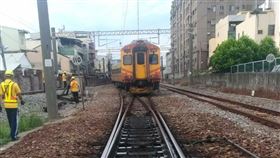 台鐵自強號晚間出軌目前正在搶修中。（圖／台鐵提供）