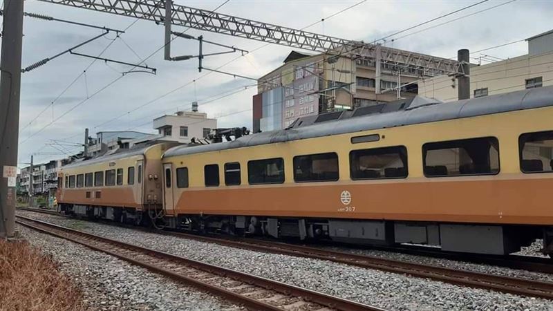 彰化驚傳自強號出軌　2車廂傾斜搶修