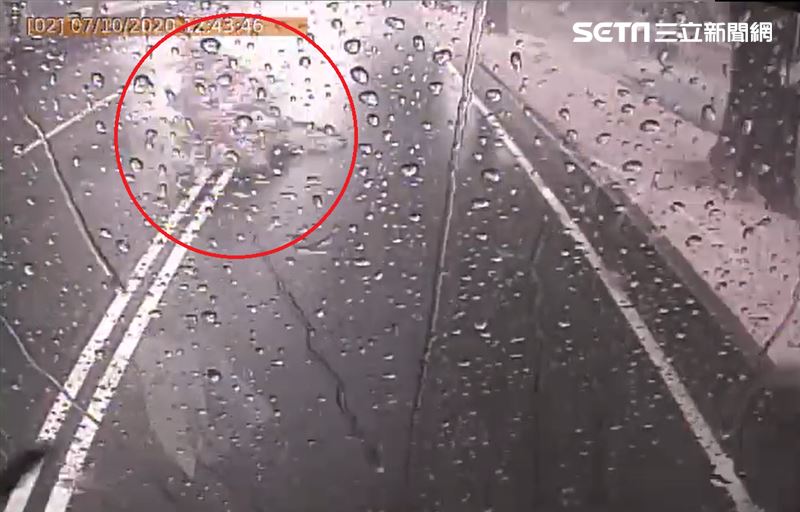 驚悚影曝！台中路樹倒變飛箭射穿公車