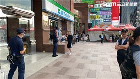 台北車站對面的亞洲大樓集結數十名黑衣人。（圖／翻攝畫面）