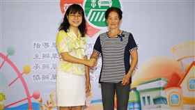 93歲阿嬤任導護志工　守護學童風雨無阻　基隆市教育處長林祝里（左）10日頒發感謝狀給今年度優秀導護志工，高齡93歲的建德國小志工邱魏養（右），至今仍以守護學童通學為志業，精神令人感佩。（基隆市政府提供）中央社記者沈如峰基隆傳真　109年7月10日