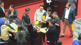 民進黨立委幫陳柏惟慶生。（圖／翻攝自陳柏惟臉書）