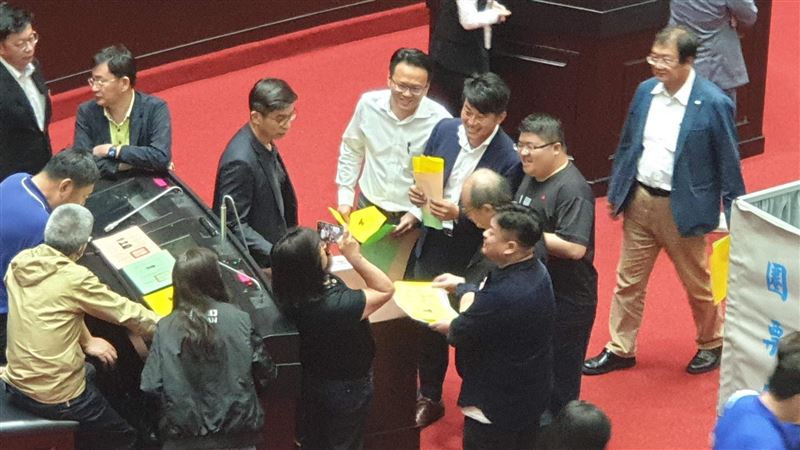 藍抗議綠慶生！陳柏惟感動喊：3Q