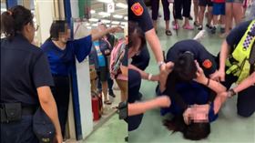 砸攤,菜市場,毆打,賒帳,拉屎,咆哮(翻攝自 爆料公社)