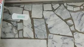 鞋內噴出衛生棉？內行人吐：當兵必備（圖／翻攝自爆廢公社）