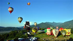 台東熱氣球嘉年華登場（1）台東熱氣球嘉年華11日登場，五顏六色的熱氣球破曉升空，將台東縱谷裝扮得繽紛亮麗。中央社記者盧太城台東攝　109年7月11日