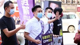 港泛民辦立法會選舉初選　候選人拉票香港泛民11及12日舉行立法會選舉初選，以協調選出陣營的參選人，圖為公民黨參選人在街上拉票。（公民黨提供）中央社記者張謙香港攝　109年7月11日