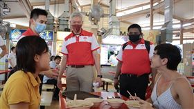 星國總理胞弟李顯揚與反對黨走訪基層新加坡總理李顯龍胞弟李顯揚加入在野黨新加坡前進黨，李顯揚（右3戴紅色口罩）27日下午與新加坡前進黨參選人共同走訪荷蘭村一帶的美食中心。中央社記者黃自強新加坡攝　109年6月27日