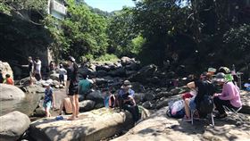 外雙溪現戲水人潮　北市消防派員駐點警戒台北市士林區外雙溪流域因溪水清澈，不少民眾會前往戲水、垂釣，台北市消防局與民間救難團體合作，11日起假日會派員在外雙溪的碧溪橋、楓林橋執行防溺宣導及駐點警戒，平日會不定時指派消防車在外雙溪周邊巡邏，保障戲水民眾安全。（消防局提供）中央社記者劉建邦傳真　109年7月11日