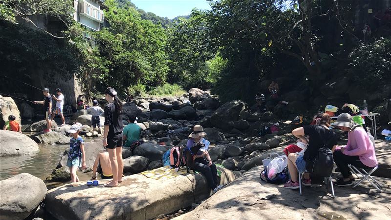 外雙溪現戲水人潮　消防派員駐點警戒