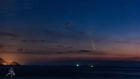 NEOWISE彗星劃過太平洋上空（1）今年3月被發現的NEOWISE彗星，11日清晨劃過太平洋上空，台東天文迷李明國捕捉到這顆彗星拖曳的光影。（李明國提供）中央社記者盧太城台東傳真　109年7月11日