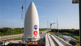 美國國家航空暨太空總署今夏將發送火星探測器「毅力號」，蒐集石頭及土壤樣本，解析火星過去曾有的宜居環境與生命跡象。（圖／翻攝自twitter.com/NASAPersevere）

