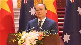 越南與澳洲總理河內會談　關切南海議題澳洲總理莫里森（左）22日起訪問越南3天，他23日在河內與越南總理阮春福（右）舉行會談，雙方都對南海近期緊張局勢表示關切。圖為兩國領導人會談後共同主持記者會。中央社河內攝　108年8月23日