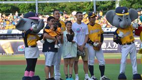 兄弟邀受髓者開球。（圖／中信兄弟提供）