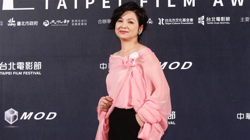 躺病床怕醒不來　楊貴媚那裡粉嫩露面