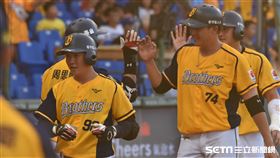 中信兄弟江坤宇敲出滿貫全壘打。（圖／記者王怡翔攝影）