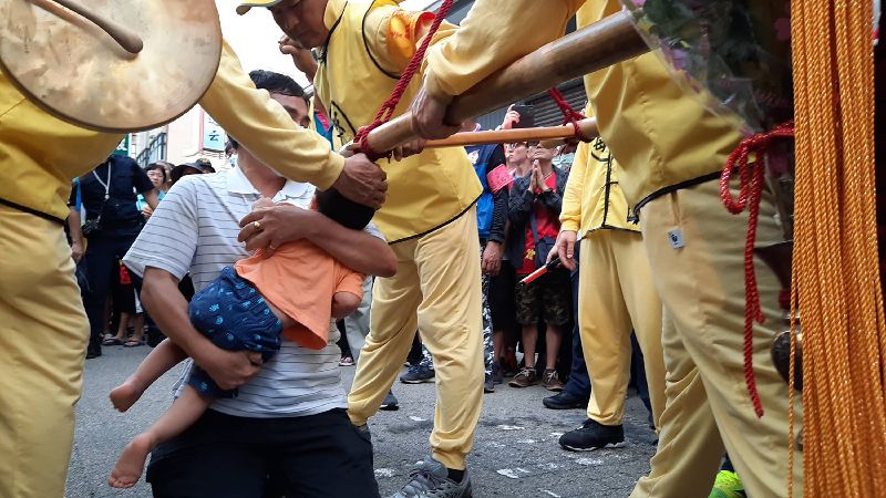 爺抱遲緩孫跪地求媽祖　媽媽熱到昏倒