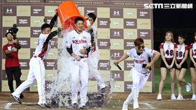 ▲樂天桃猿先發投手翁瑋均獲得單場MVP。（圖／記者劉彥池攝影）