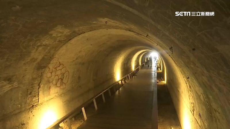 星空隧道滿塗鴉　旗津觀光客回籠傻眼