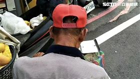 台南市胡姓老翁擺攤賣水果竟遭人拿芒果砸頭。（圖／翻攝畫面）