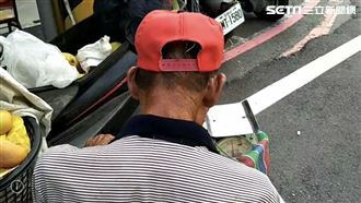 惡煞拿水果砸滿身　芒果爺擺攤這麼說