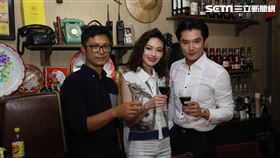  020台北電影節在11日於台北中山堂舉行，最後女星姚以緹也靠著在作品《江湖無難事》中「一人分飾三角」的精湛演技成功奪下「最佳女配角」殊榮，晚間在信義區舉辦慶功宴，除了工作人員全數到場外，導演高炳權、另一位主角邱澤也都全數出席 記者廖福生攝影