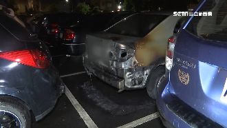 停車場轎車車燈自燃　鄰車無辜遭波及