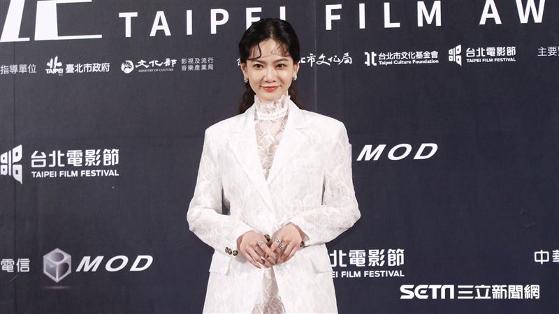最災難穿搭　曾之喬下體透空不見美腿