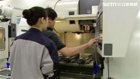 精密銑床工廠-技工師傅向女實習生解說銑床設備／操作銑床設備／銑床設備操作面版特寫／