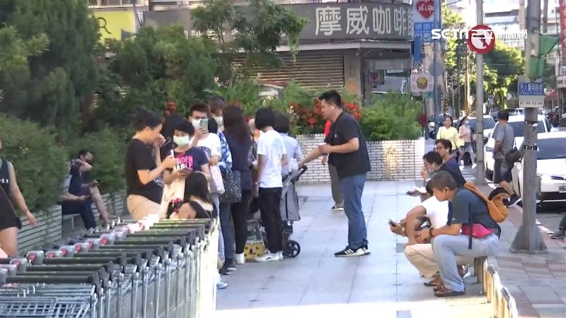 七彩口罩開賣　他搶頭香：前晚就來