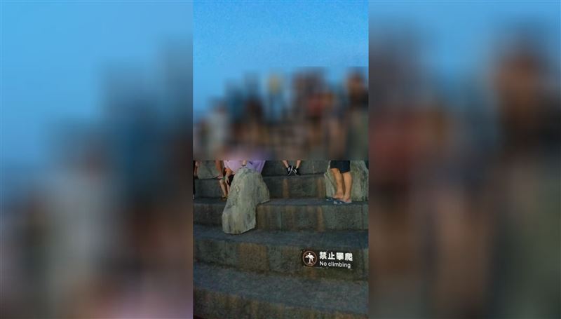 搶看水舞！父母竟帶小孩故宮「攀岩」