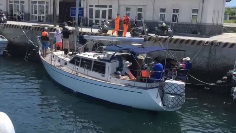 澎湖帆船觸礁擱淺　海巡馳援助脫困