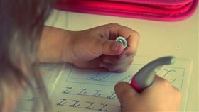 作業，女童。（示意圖／取自免費圖庫Pixabay）