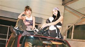 Lisa（右）學跳《City Girls》舞步，贏得粉絲一片讚賞。（圖／翻攝自Lisa IG）