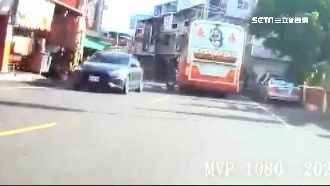 7旬騎士載妻超車不成　撞遊覽車慘摔