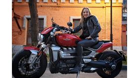 珊妮雅是知名重機部落客。（圖／翻攝自Instagram@roademotional）