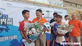 ▲體育署長高俊雄勉勵清水國小蔡鎰澤。（圖／記者林辰彥攝影）