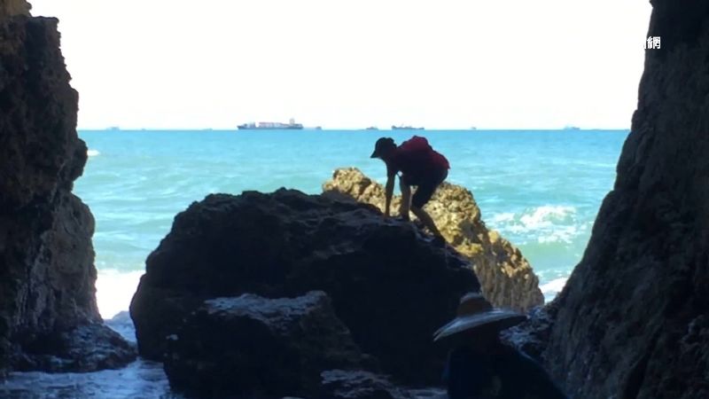 海蝕洞秘境夯　遊客無視落石公告進入
