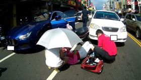嘉義市林男突開瑪莎拉蒂車門，害後方蔡姓女騎士追撞骨折。（圖／翻攝畫面）