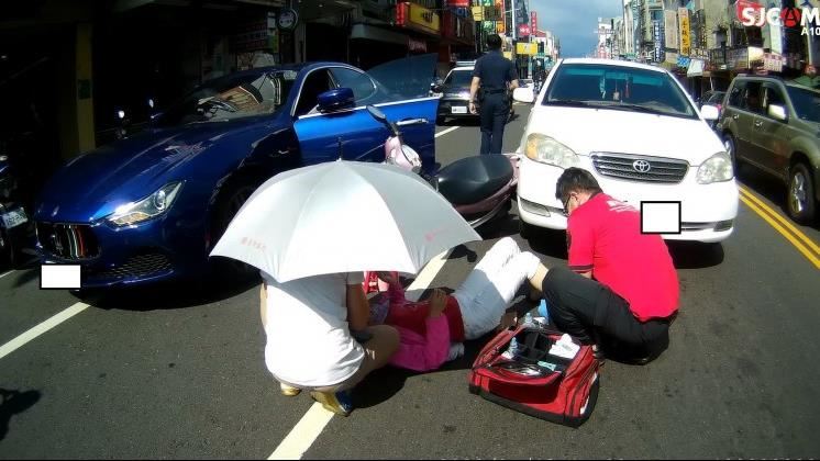 瑪莎拉蒂突開車門　害女騎士追撞骨折