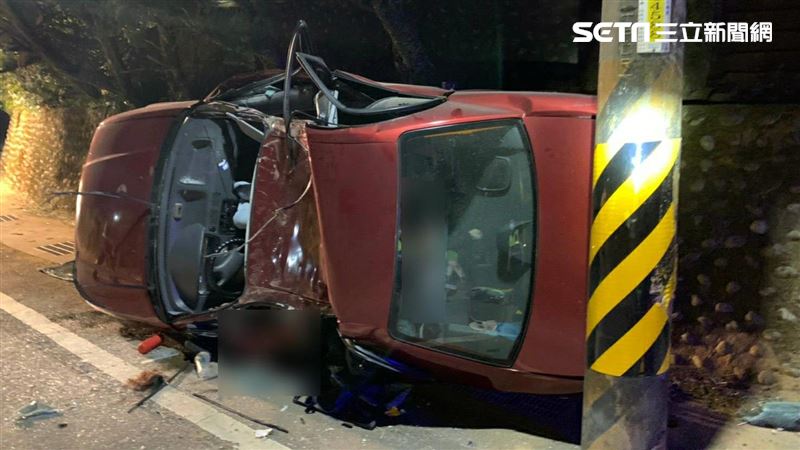 新北轎車自撞電杆　女乘客卡車內慘死