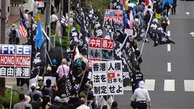 反中共暴行 在日港人維族東京街頭遊行反中共暴行聯合大遊行12日在東京原宿、澀谷等鬧區登場，有數百名香港人、維吾爾人、西藏人、內蒙古人、台灣人及日本人參與。中央社記者楊明珠東京攝 109年7月12日