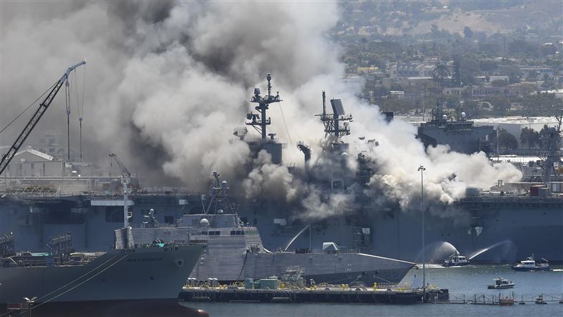 美軍兩棲攻擊艦爆炸起火　18人送醫