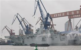 中國075兩棲攻擊艦最新照片流出！據稱目標為登陸台灣（翻攝自軍戈飛揚微博）