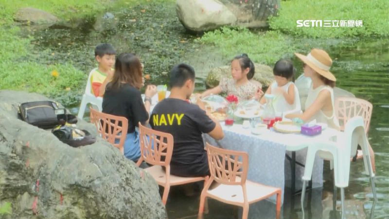 夏日消暑商機　桌椅搬進溪獨特流水席