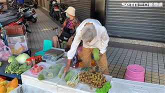 獨／台中90歲老嬤擺攤　苦賺兒藥費