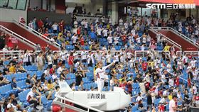 ▲樂天女孩帶領樂天桃猿球迷應援。（圖／記者劉彥池攝影）