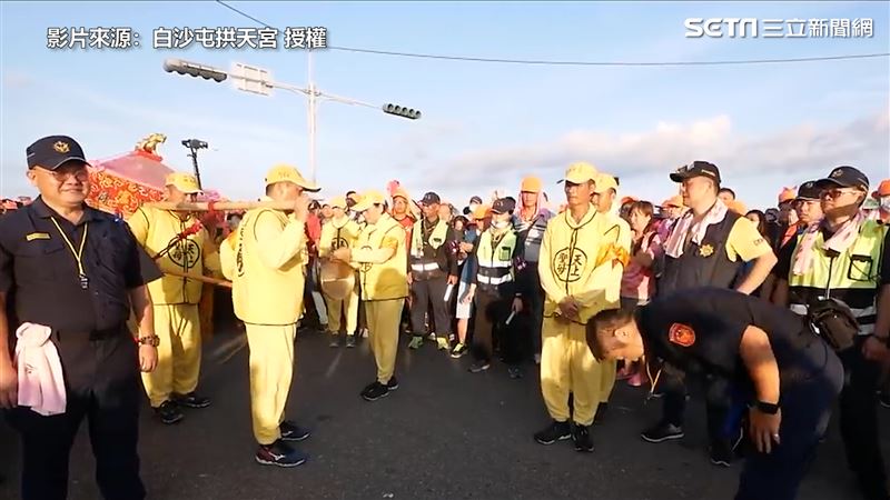 警察鞠躬55下…白沙屯媽轉向派出所