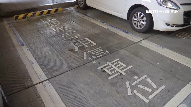 接駁專用車格給誰停？民眾司機怒爭執