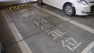 接駁專用車格給誰停？民眾司機怒爭執